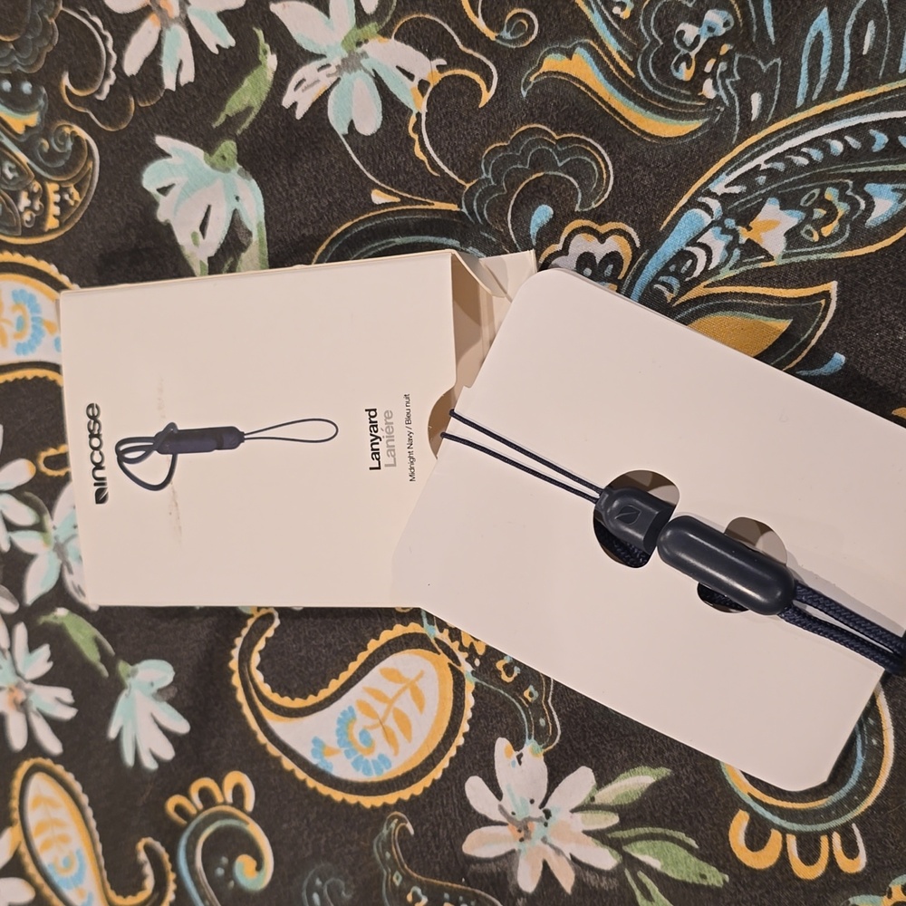 ❤️10/$16 New Incase lanyard for airpods